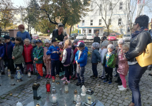 Dzieci z najstarszych grup z Panią Dyrektor przed pomnikiem